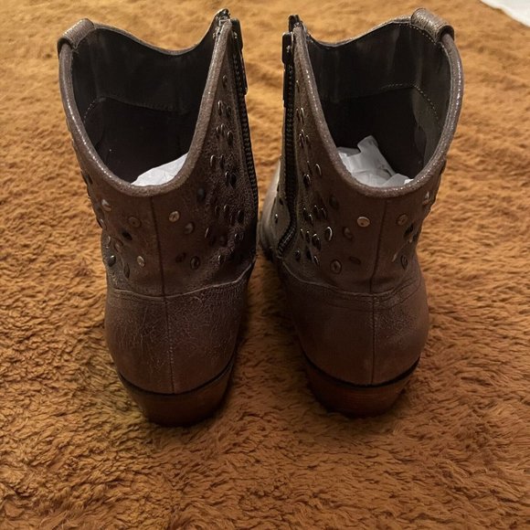 WHITE MOUNTAIN Brown Distressed Leather Rocky Studded Side Zip Ankle Boots 9.5M - Picture 5 of 9